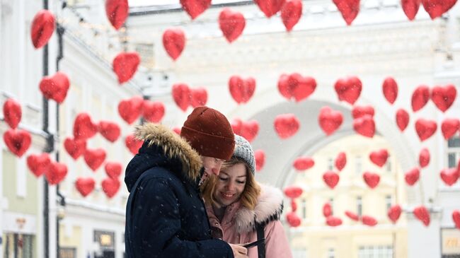 Молодые люди на Третьяковском проезде в Москве