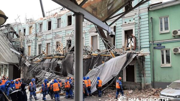 Обрушение строительных лесов возле здания в Георгиевском переулке в Москве