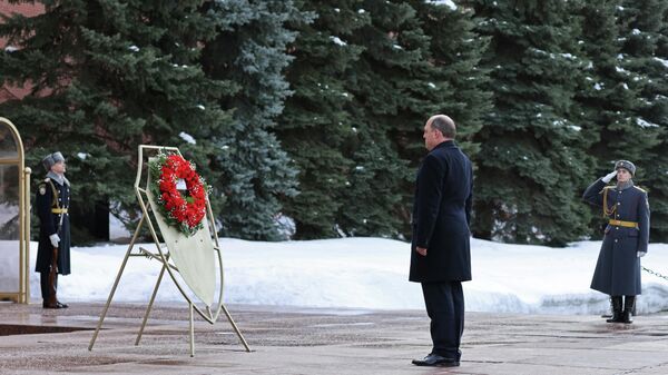 Министр обороны Великобритании Бен Уоллес во  время церемонии возложения венка к Могиле Неизвестного Солдата в Александровском саду в Москве