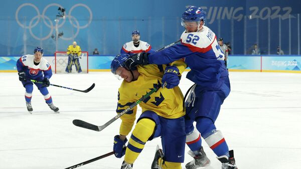 Хоккеисты Швеции и Словакии в матче олимпийского турнира в Пекине