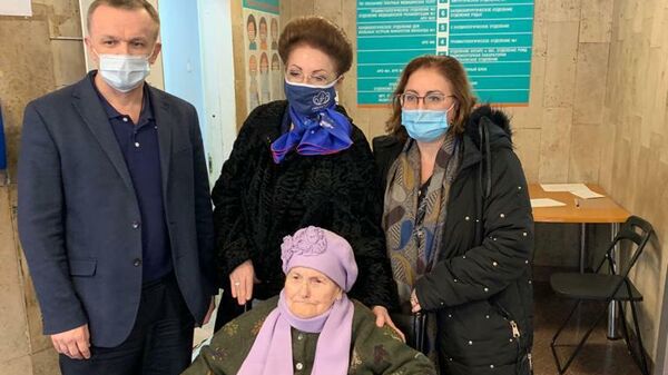 Вера Саакян после выписки с главврачом Филатовской больницы Валерием Вечорко и дочерьми