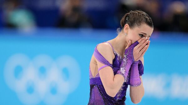 Камила Валиева после проката с короткой программой в женском одиночном катании командных соревнований по фигурному катанию на XXIV зимних Олимпийских играх в Пекине
