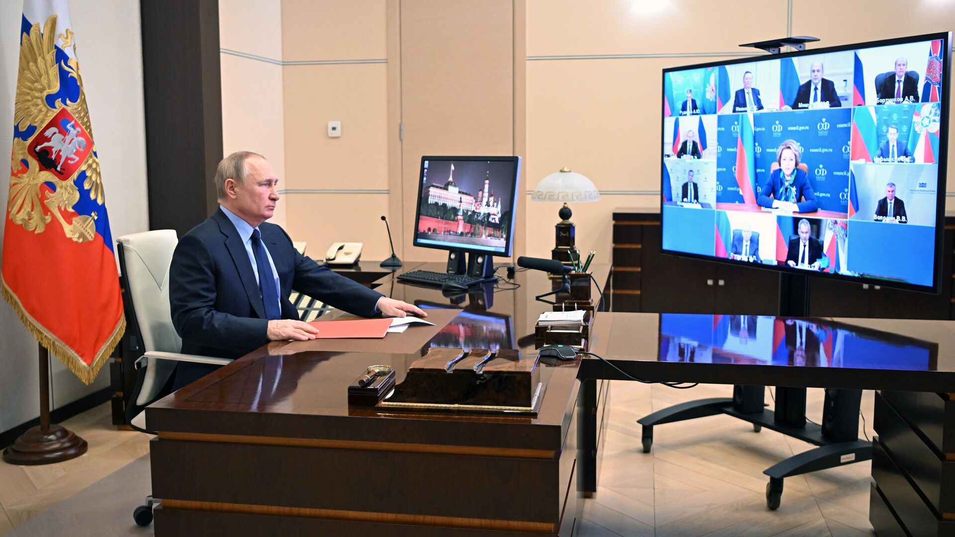 Президент РФ Владимир Путин проводит оперативное совещание с постоянными членами Совета безопасности РФ - РИА Новости, 1920, 21.02.2022