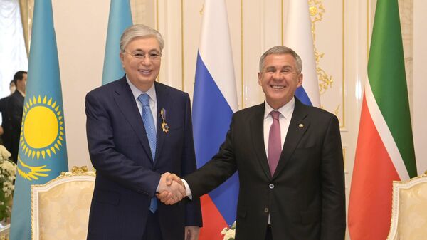 Президент Казахстана Касым-Жомарт Токаев и президент Татарстана Рустам Минниханов во время встречи в Казани