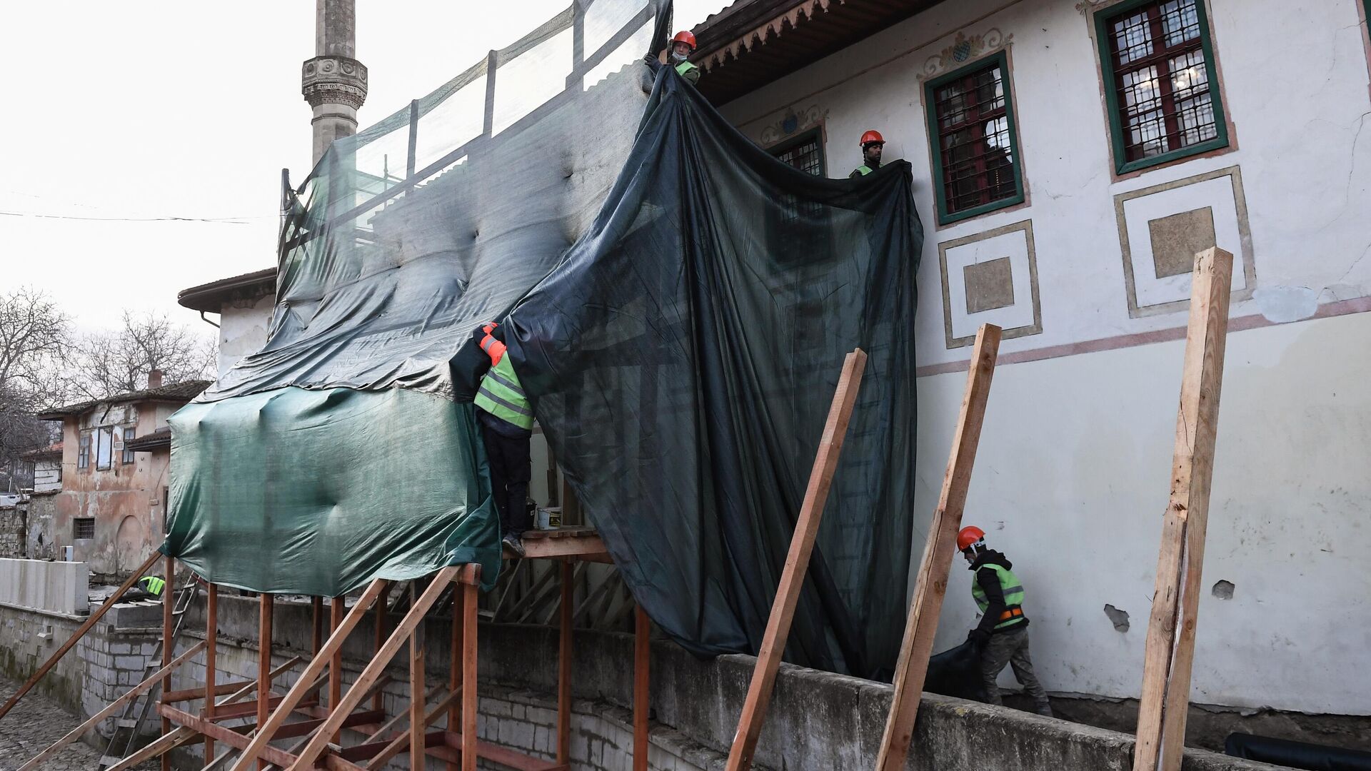 Рабочие во время подготовки к реставрационным работам в Ханском дворце в Бахчисарае, где на стене одного из корпусов появилась трещина - РИА Новости, 1920, 11.12.2025