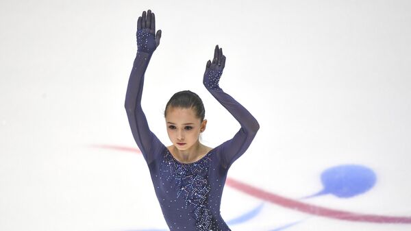 Камила Валиева выступает в короткой программе на чемпионате мира среди юниоров в Таллине