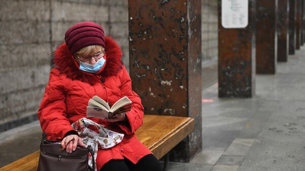 Женщина в защитной маске на станции Московского метрополитена