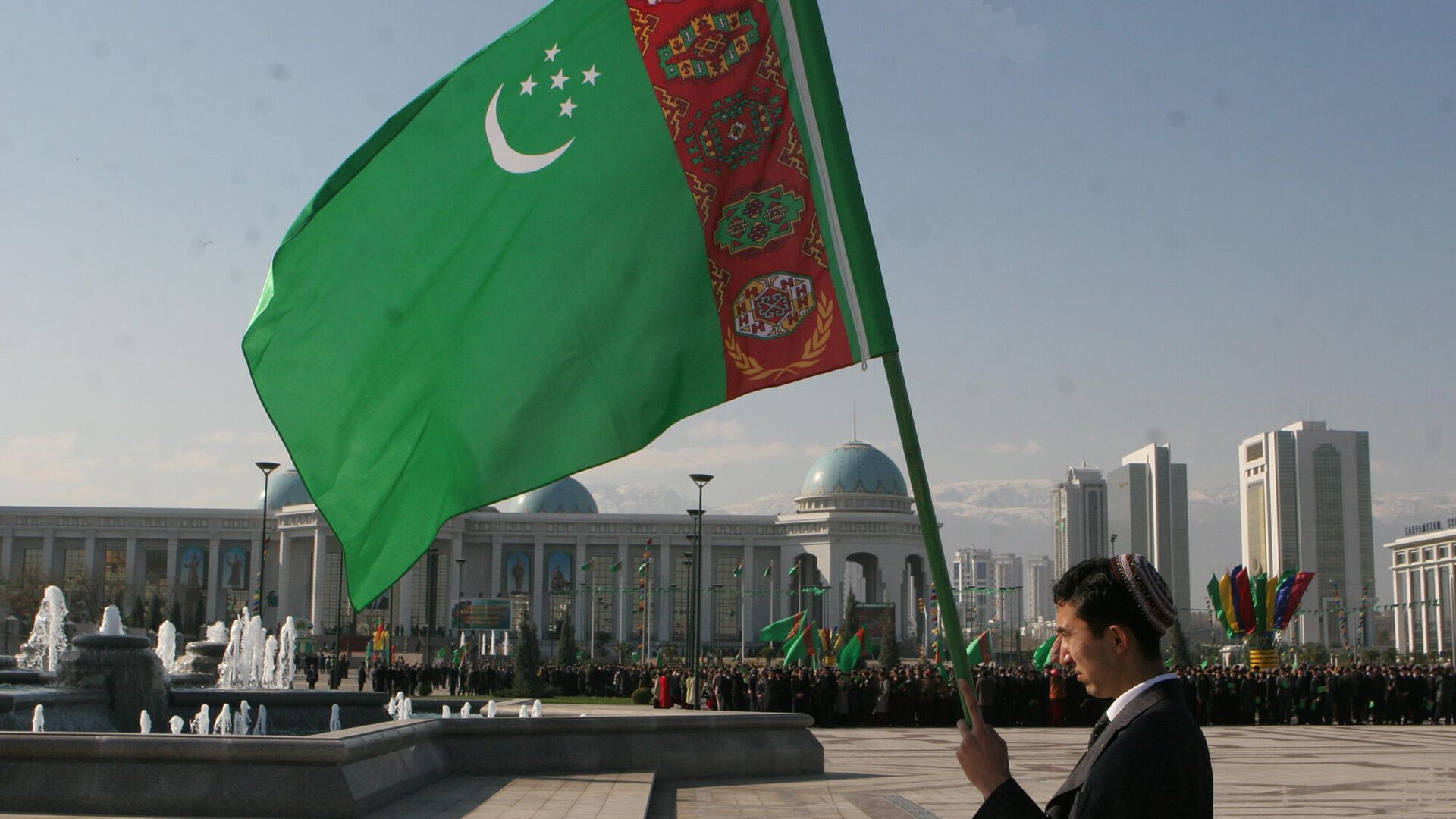 Человек с флагом Туркмении в Ашхабаде - РИА Новости, 1920, 12.03.2022