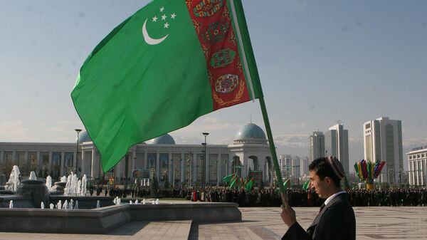 Человек с флагом Туркмении в Ашхабаде