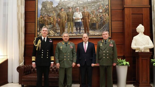 Министр обороны России Сергей Шойгу и министр обороны Великобритании Бен Уоллес во время встречи