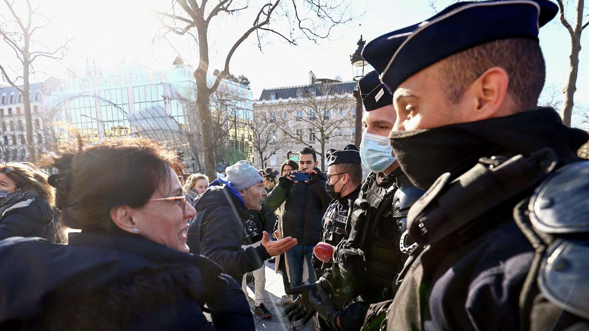 Усиление полицейского патрулирования в центре Парижа в связи с запрещенной властями акцией Конвой свободы - РИА Новости, 1920, 12.02.2022