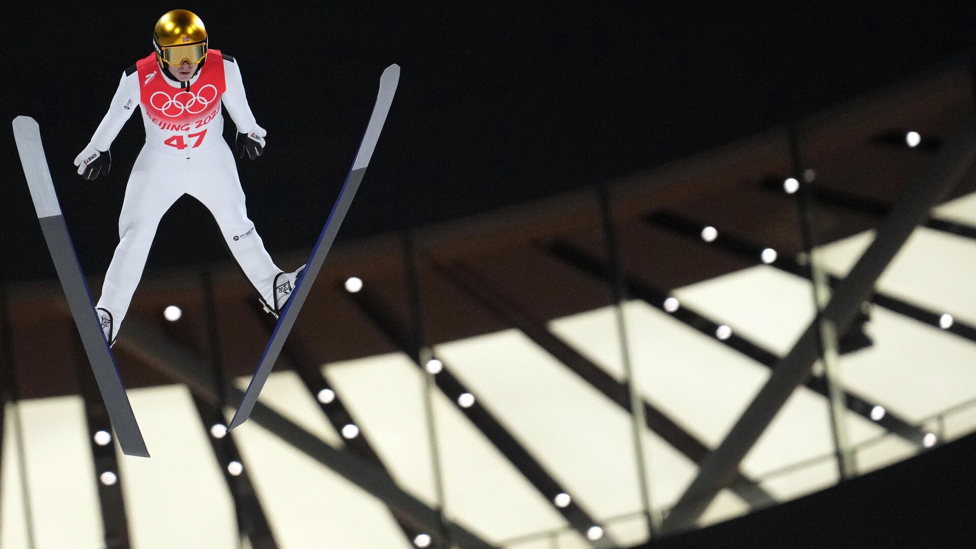 Мариус Линдвик (Норвегия) во время соревнований по прыжкам на лыжах с трамплина среди мужчин на XXIV зимних Олимпийских играх 2022. - РИА Новости, 1920, 12.02.2022