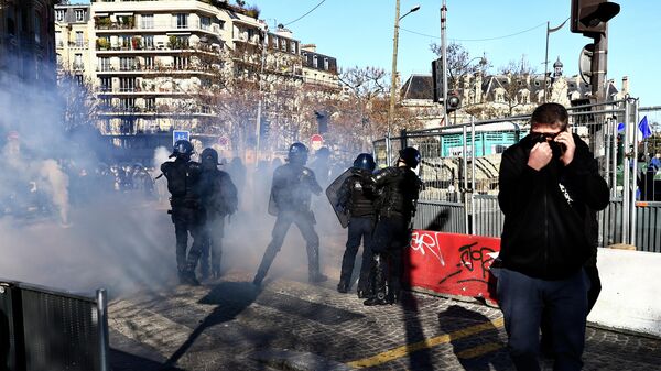 Полиция применила слезоточивый газ для разгона протестующих во время несогласованной акции Конвой свободы