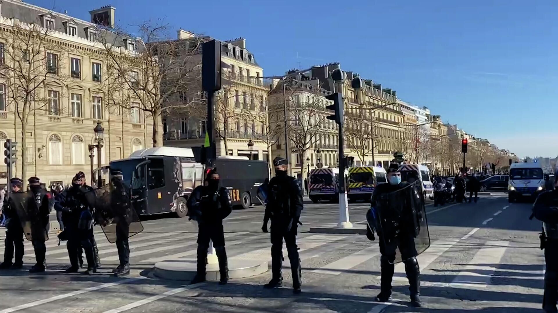 Полиция применила слезоточивый газ против митингующих в Париже - РИА Новости, 1920, 12.02.2022