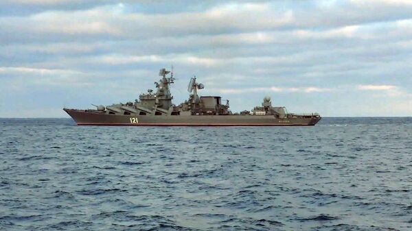 Ракетный крейсер Москва во время учений в Черном море