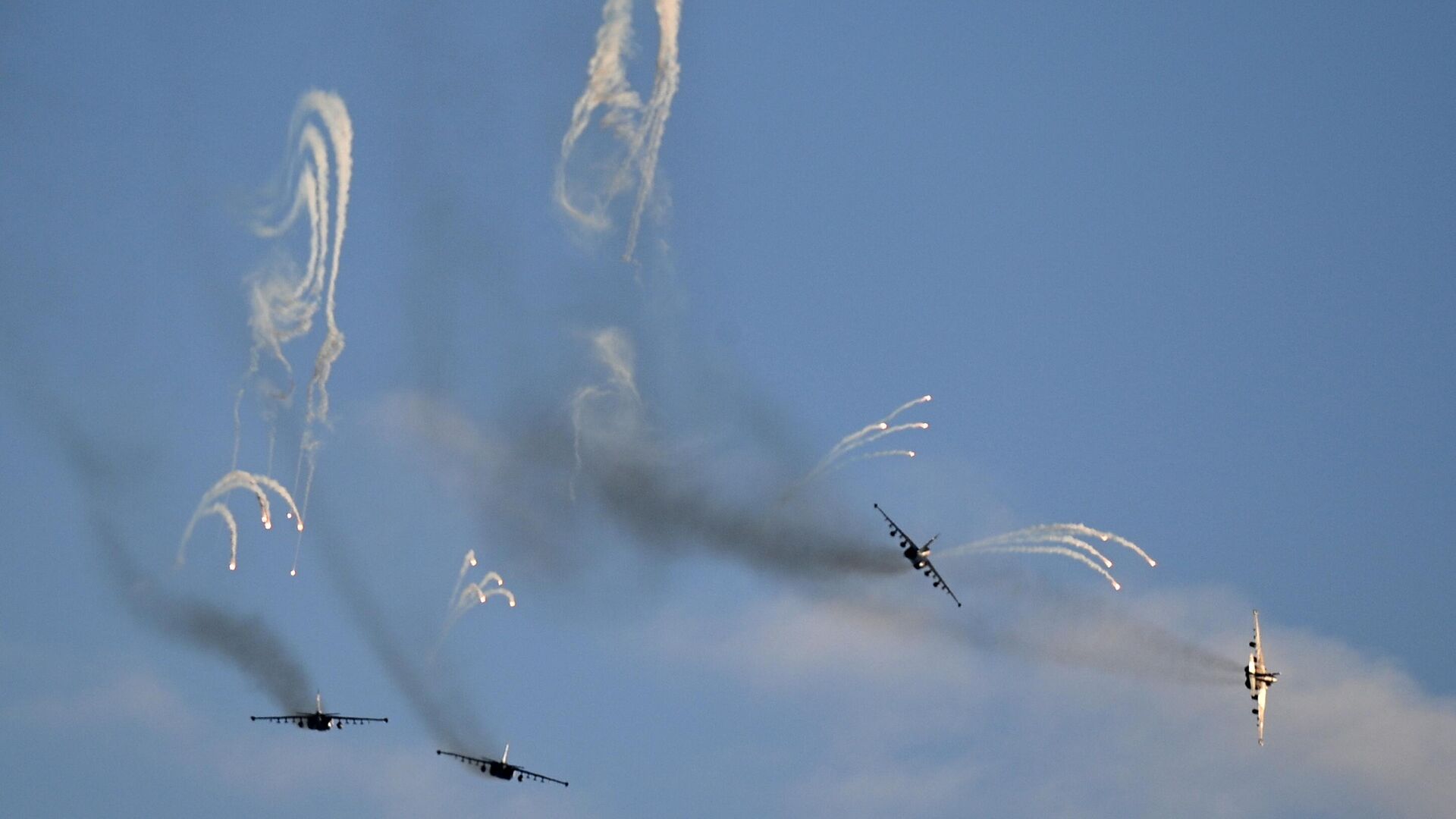 Штурмовики Су-25 в небе над полигоном Гожский в Гродненской области во время совместных учений России и Белоруссии Союзная решимость-2022 - РИА Новости, 1920, 14.02.2022