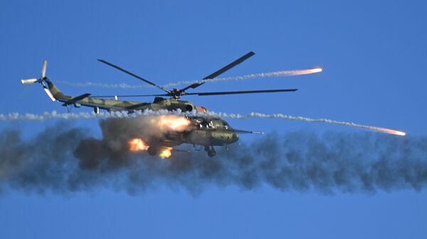 Многоцелевой вертолет Ми-9 ВС Белоруссии производит стрельбу во время совместных учений России и Белоруссии