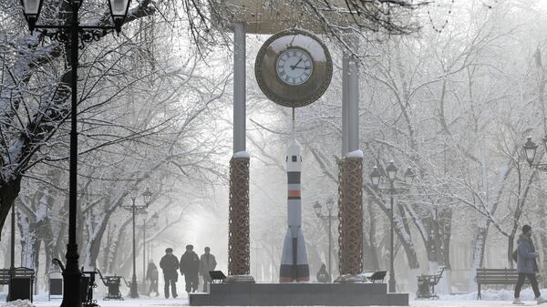 Скульптурная композиция с часами на проспекте Королёва в городе Байконур