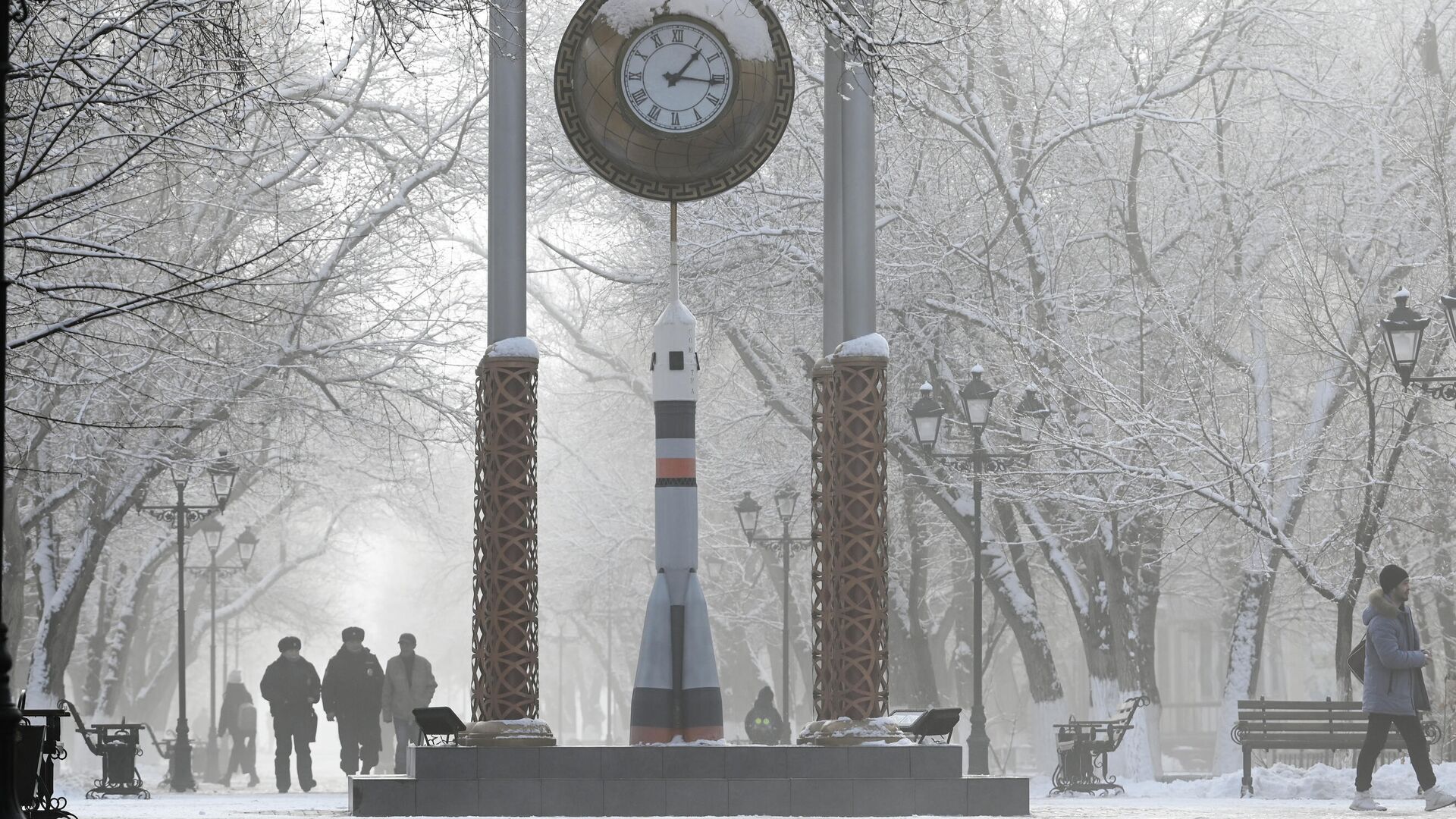 Скульптурная композиция с часами на проспекте Королёва в городе Байконур - РИА Новости, 1920, 13.02.2022