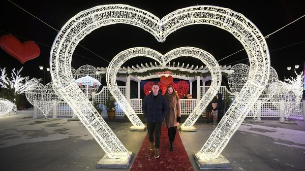 Посетители на Аллее влюбленных Сказочного городка, открытого к Дню святого Валентина на Кремлевской набережной в Казани