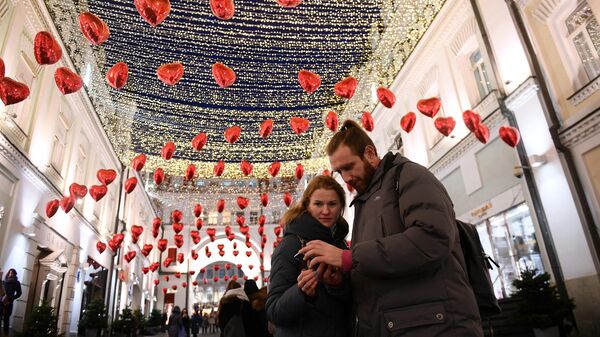 Прохожие на Третьяковском проезде в Москве, украшенном ко Дню святого Валентина