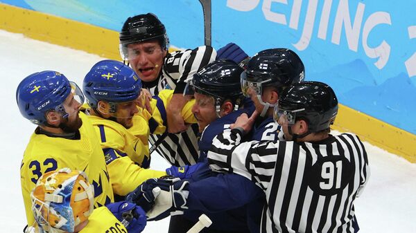 Игровой момент в матче Швеции и Финляндии на Олимпиаде в Пекине