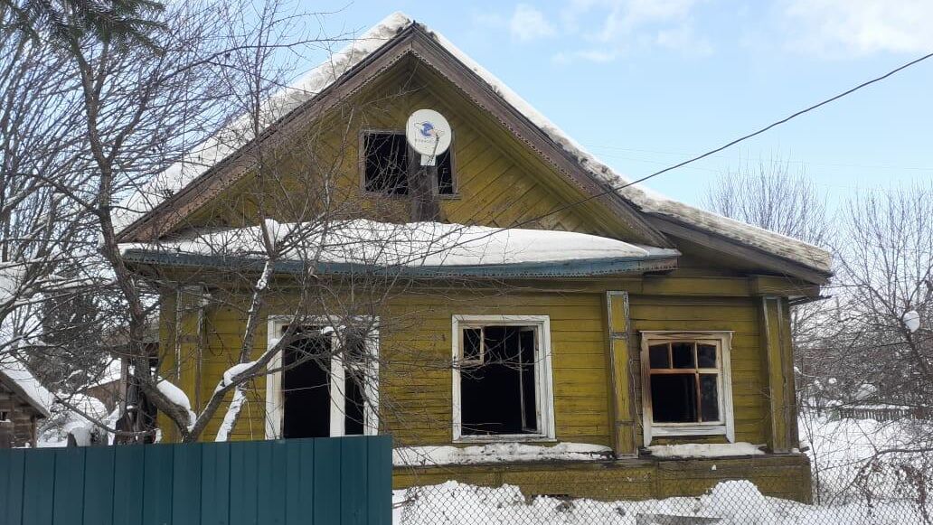 На месте пожара в частном доме в городе Юрьевец Ивановской области - РИА Новости, 1920, 13.02.2022