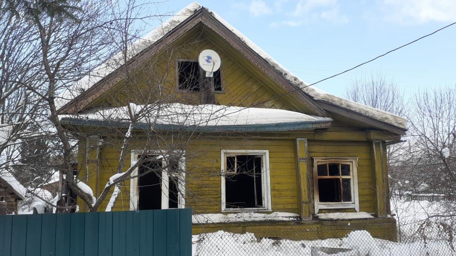 На месте пожара в частном доме в городе Юрьевец Ивановской области - РИА Новости, 1920, 13.02.2022