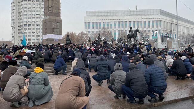 Участники несогласованной акции в память жертв январских событий на площади Республики в Алма-Ате