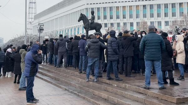 Участники несогласованной акции в память жертв январских событий на площади Республики в Алма-Ате