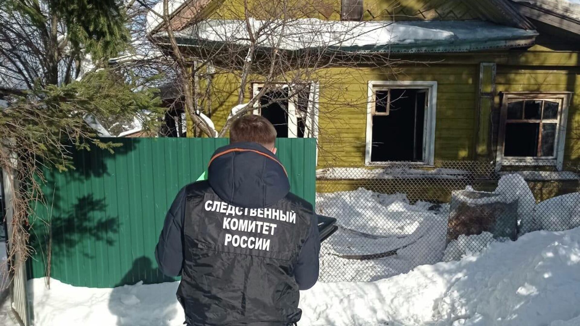 На месте пожара в частном доме в городе Юрьевец Ивановской области - РИА Новости, 1920, 13.02.2022