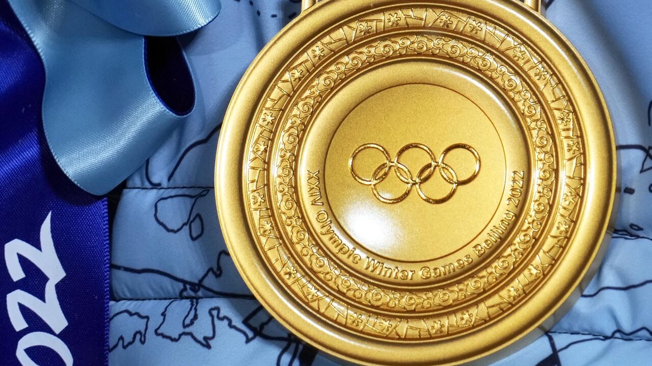 Завоевали 2 золотых медали. Золотая Олимпийская медаль 2022. Золотая Олимпийская медаль Пекин 2022. Олимпийские медали в Пекине 2022. Золотая медаль олимпиады 2022.
