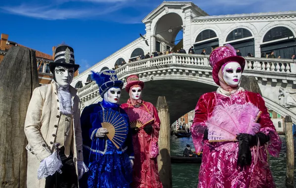 Участники Венецианского карнавала на улице Венеции