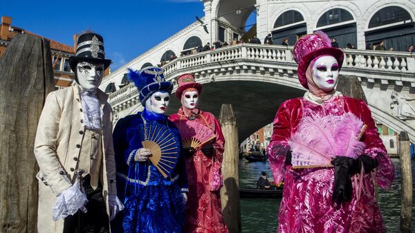 Участники Венецианского карнавала на улице Венеции