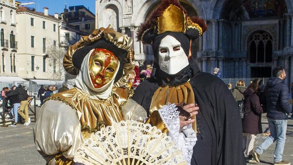 Участники Венецианского карнавала на площади Сан-Марко
