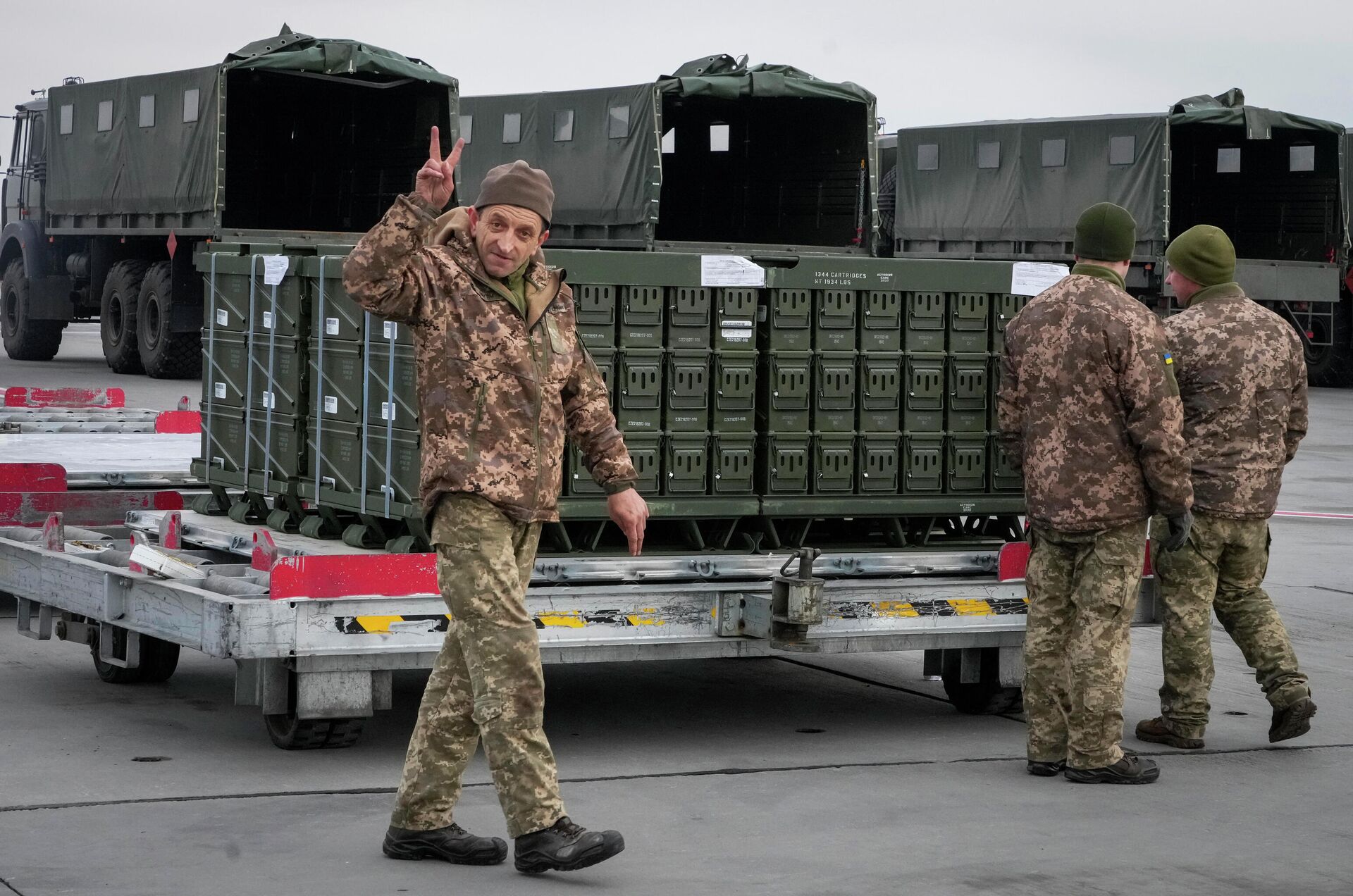 Украинский военнослужащий во время разгрузки военной помощи из США в аэропорту Борисполь - РИА Новости, 1920, 28.02.2023