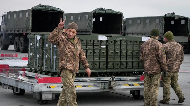 Украинский военнослужащий во время разгрузки военной помощи из США в аэропорту Борисполь