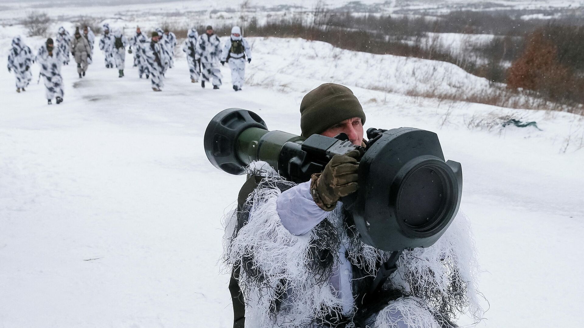 Украинский военнослужащий во время учений по применению противотанковых ракет NLAW на Яворовском полигоне недалеко от Львова - РИА Новости, 1920, 16.02.2022