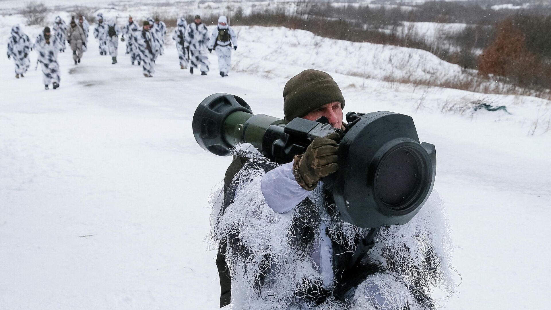 Украинский военнослужащий во время учений по применению противотанковых ракет NLAW на Яворовском полигоне недалеко от Львова - РИА Новости, 1920, 14.03.2022