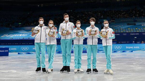 Члены сборной России (команда ОКР) золотые призеры командных соревнований по фигурному катанию на XXIV зимних Олимпийских играх в Пекине
