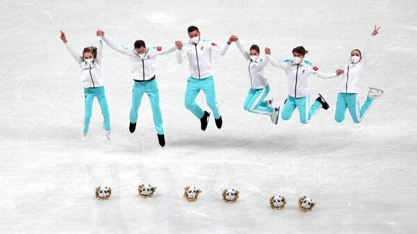Члены сборной России (команда ОКР) золотые призеры командных соревнований по фигурному катанию на XXIV зимних Олимпийских играх в Пекине