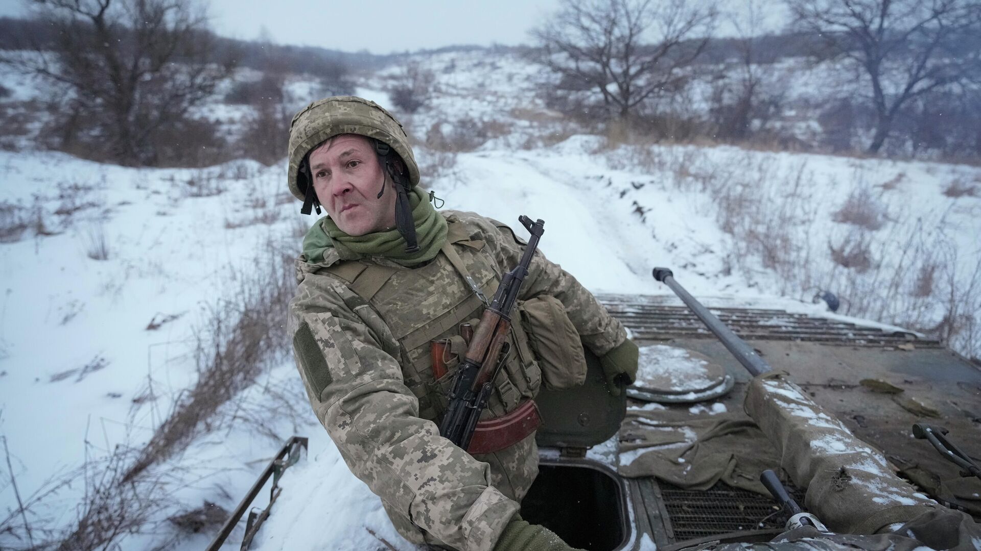 Украинский военнослужащий на позиции в Луганской области - РИА Новости, 1920, 17.02.2022