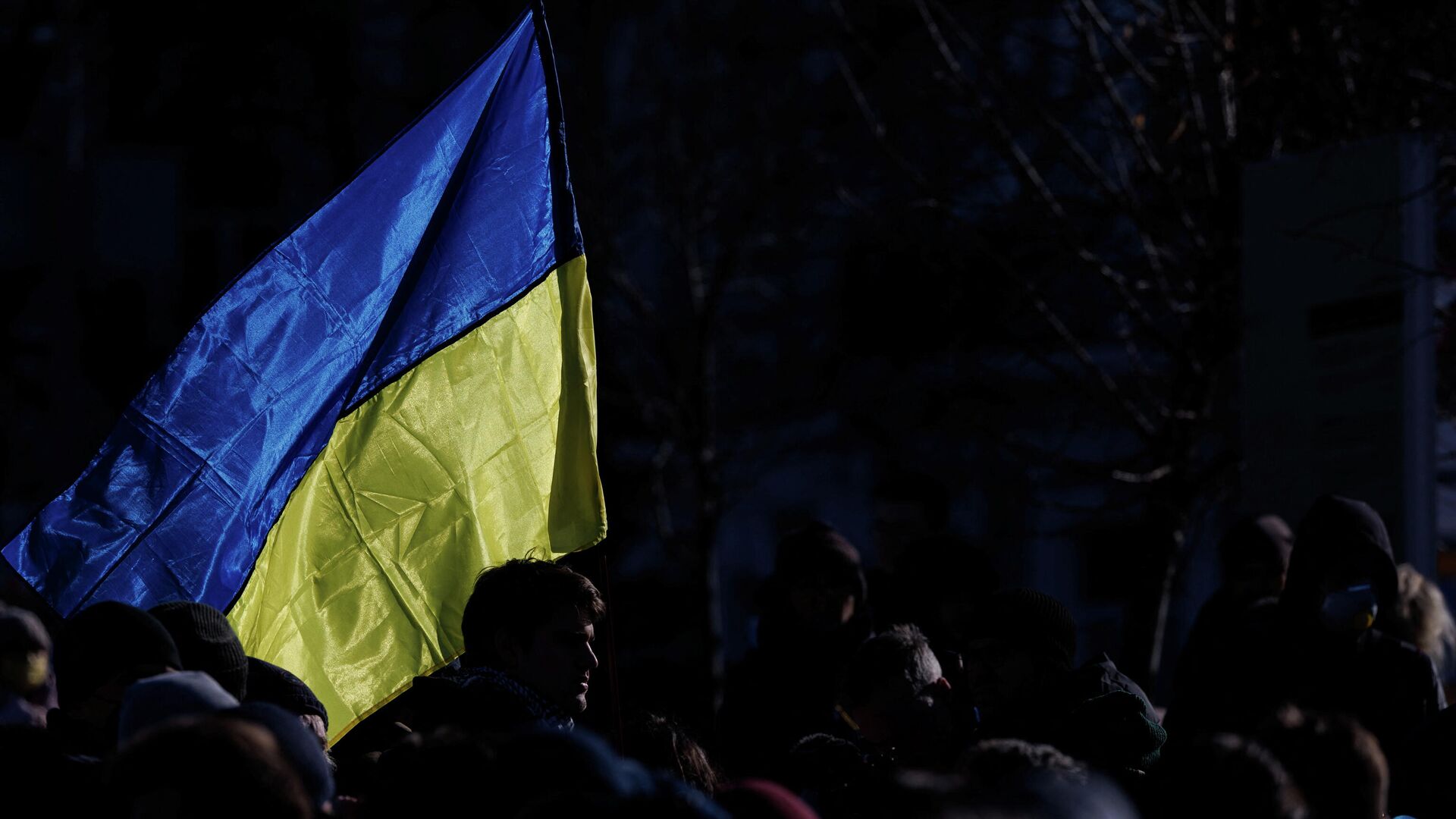 Люди с флагом Украины в Киеве - РИА Новости, 1920, 18.02.2022
