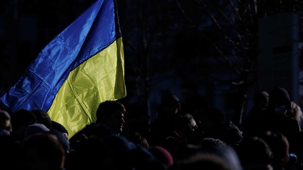 Люди с флагом Украины в Киеве