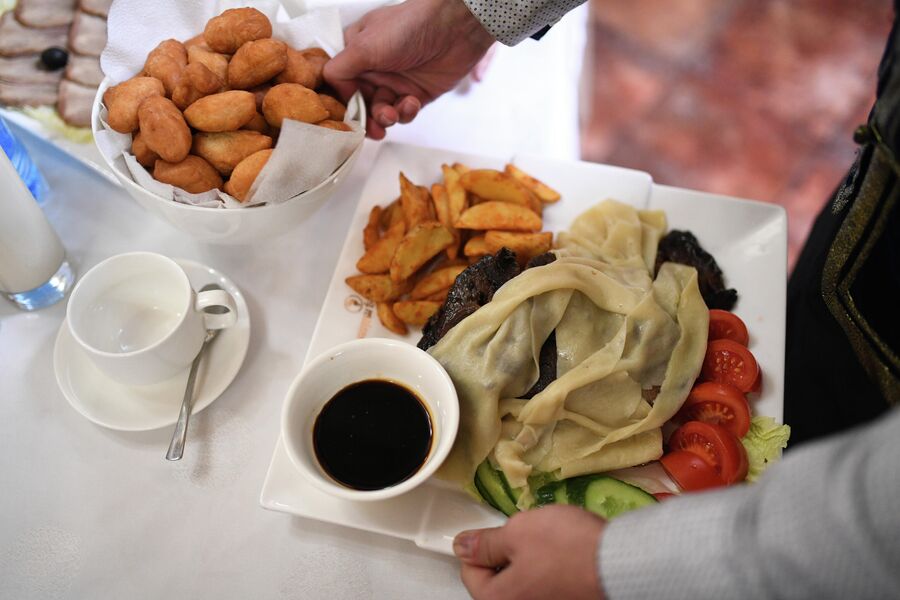 Подача блюд в ресторане этнокультурного комплекса Алдын-Булак