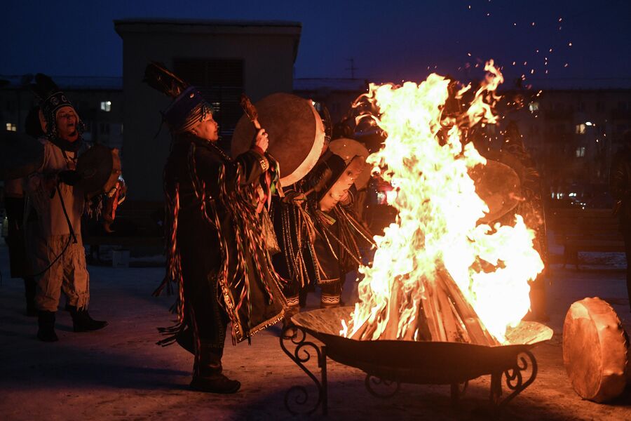 Шаманы проводят обряд очищения накануне наступления нового года по лунному календарю в Кызыле
