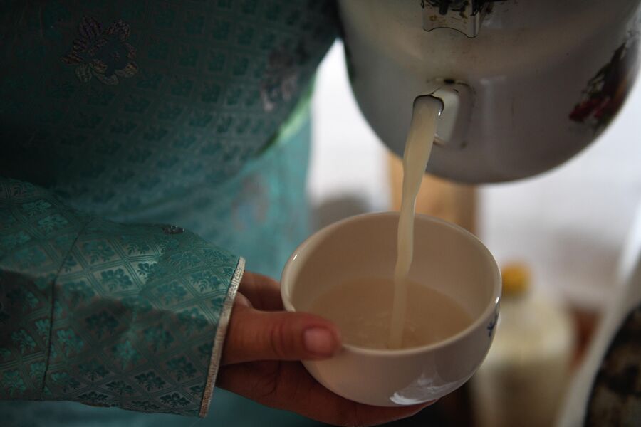 Традиционный напиток тувинцев — чай с молоком, нередко в него добавляют соль и масло