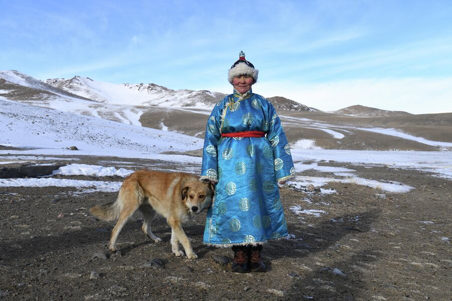 Женщина с собакой во время празднования Шагаа на одной из чабанских стоянок Монгун-Тайгинского кожууна Республики Тыва