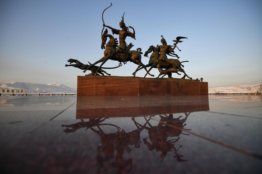 Скульптурная композиция Царская охота на набережной имени С. К. Шойгу в Кызыле