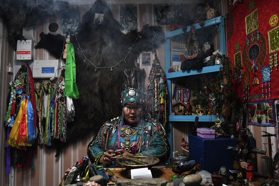 Шаманка в своем кабинете в одной из шаманских клиник Кызыла